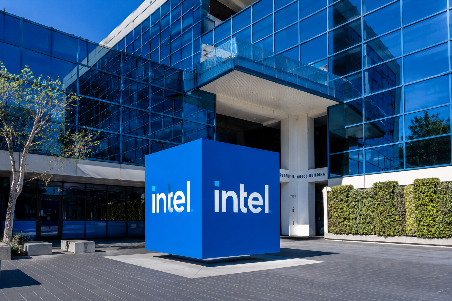 Intel stock crashes over 5% today: is there any upside left after 200% rally?