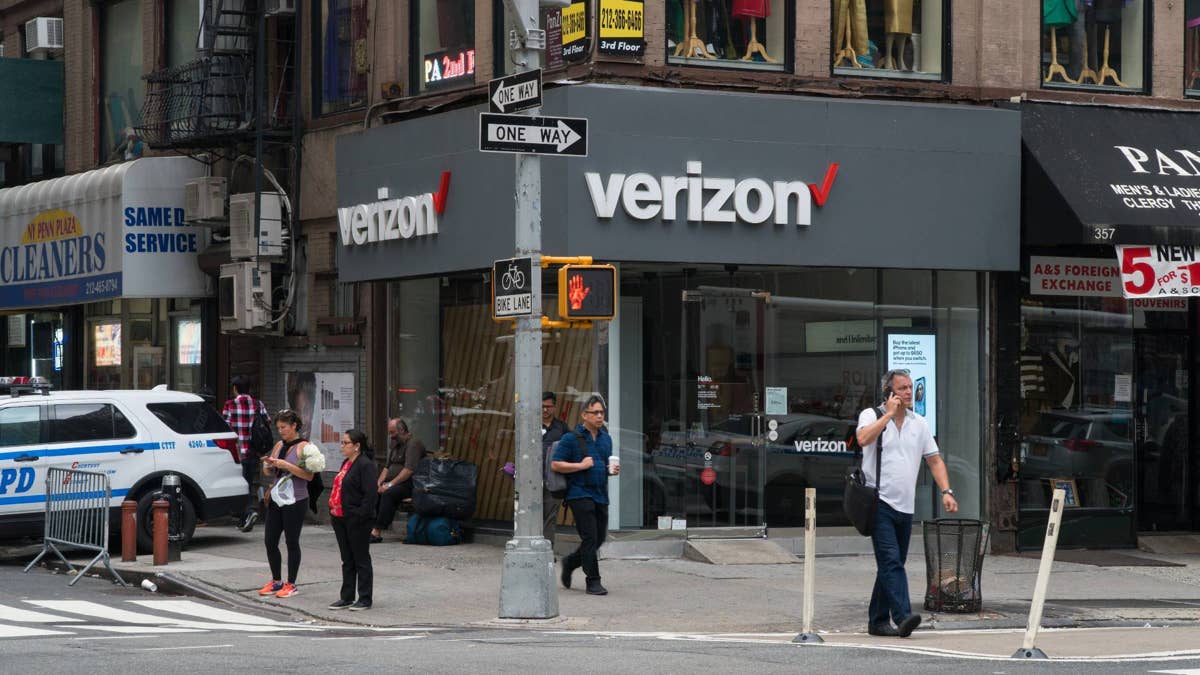 Verizon acquires 35-year-old wireless carrier as it shuts down